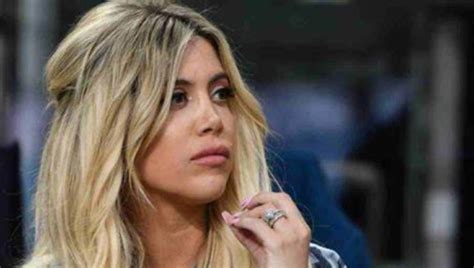 wanda nara tetta di fuori|Wanda Nara… fuori di seno. Galeotta una canottiera in